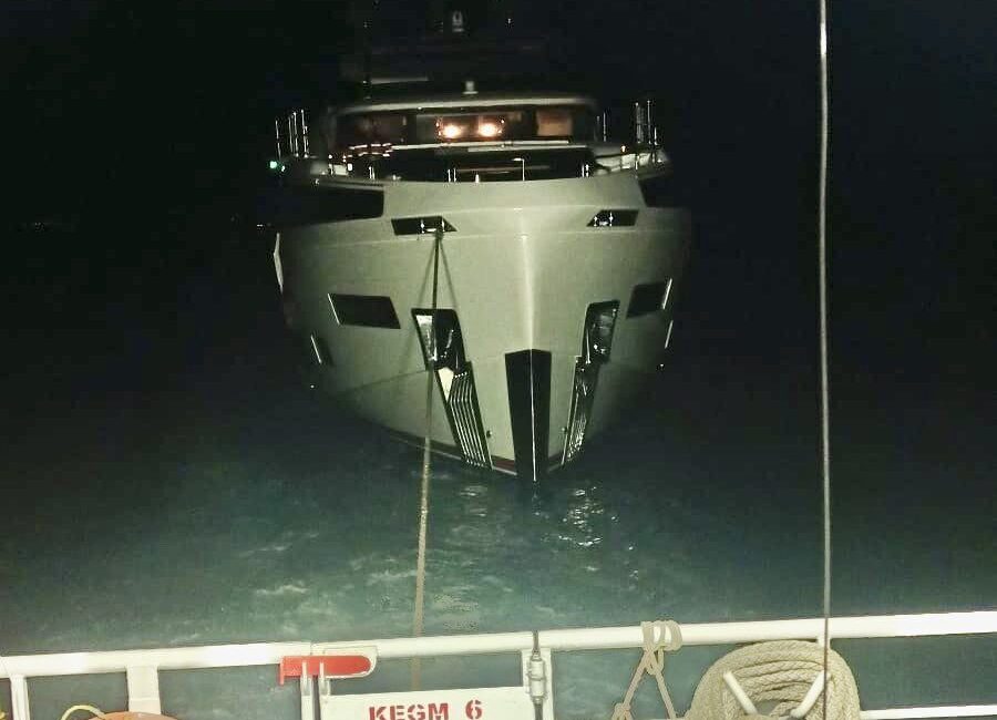 ÇANAKKALE (AA) – Çanakkale Boğazı'nda makineleri arızalanıp sürüklenen tekne, Kıyı