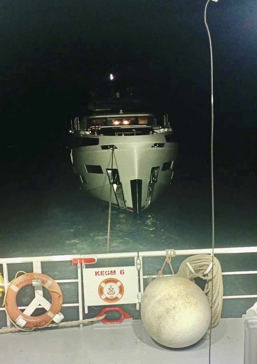 ÇANAKKALE (AA) – Çanakkale Boğazı'nda makineleri arızalanıp sürüklenen tekne, Kıyı