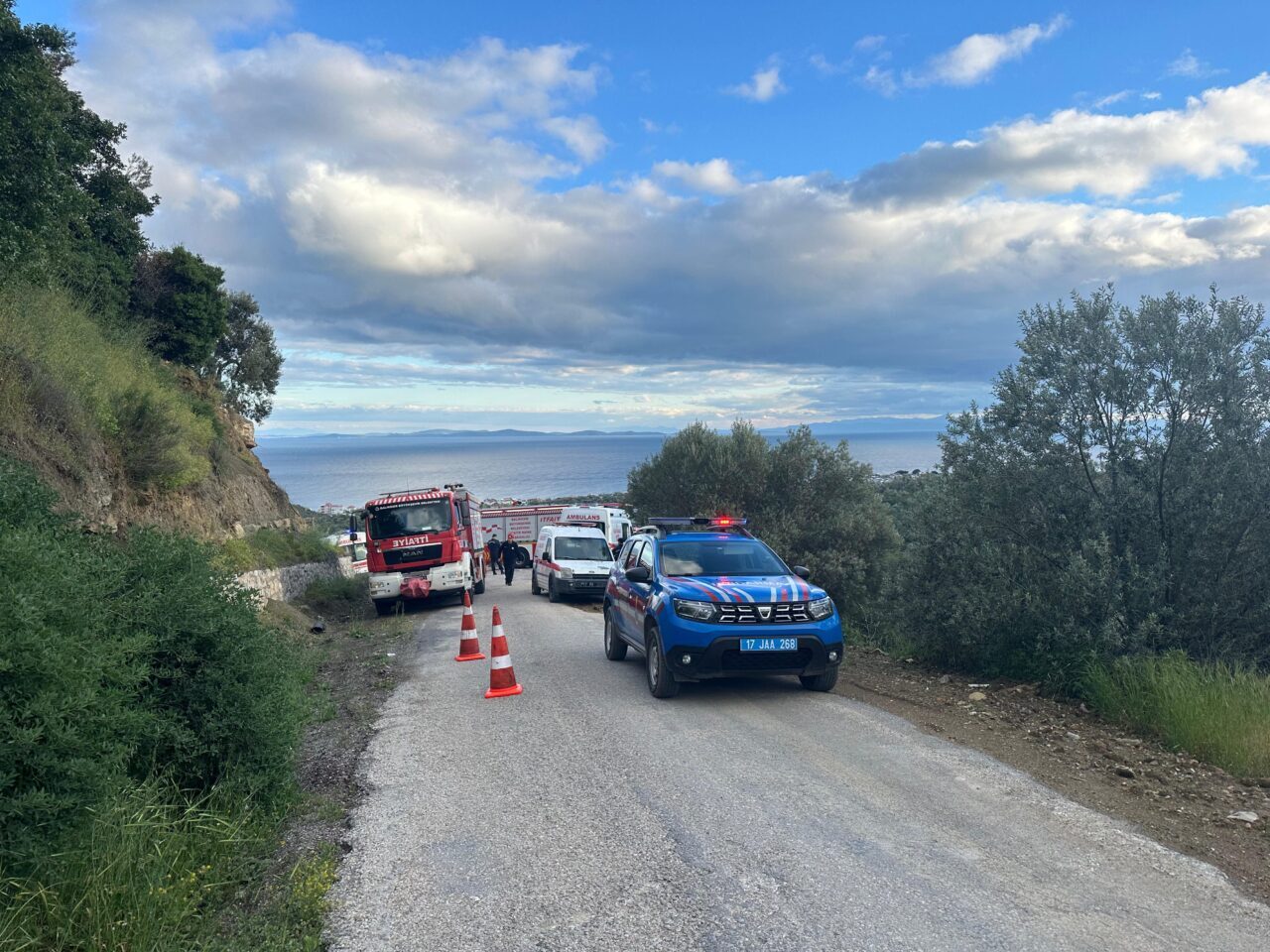 ÇANAKKALE (AA) – Çanakkale’nin Ayvacık ilçesinde otomobiliyle uçuruma düşen kadın