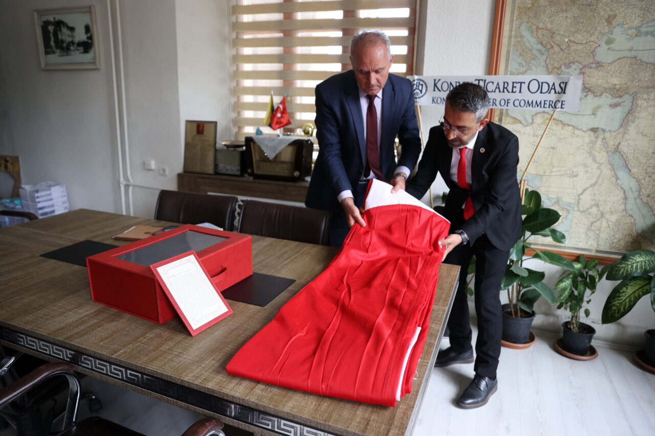 KONYA (AA) – Çanakkale Tarihi Gelibolu Yarımadası'ndaki Şahindere Şehitliği'nde dalgalanan