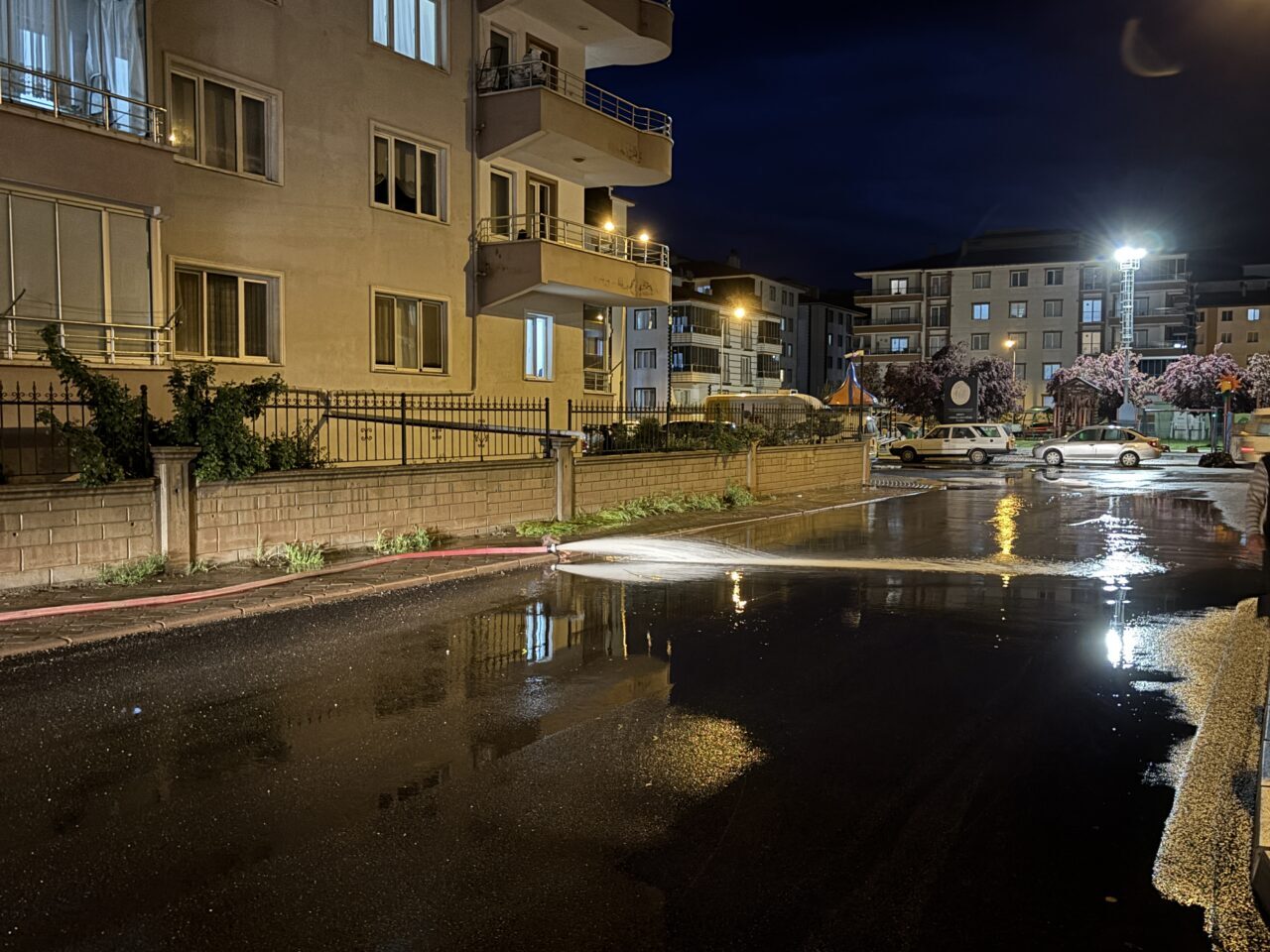 - Sağanak nedeniyle bazı iş yeri ve evlerin zemin katlarını