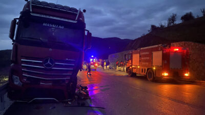 ÇANKIRI (AA) – Çankırı'da tır ile çarpışan otomobildeki 3 kişi