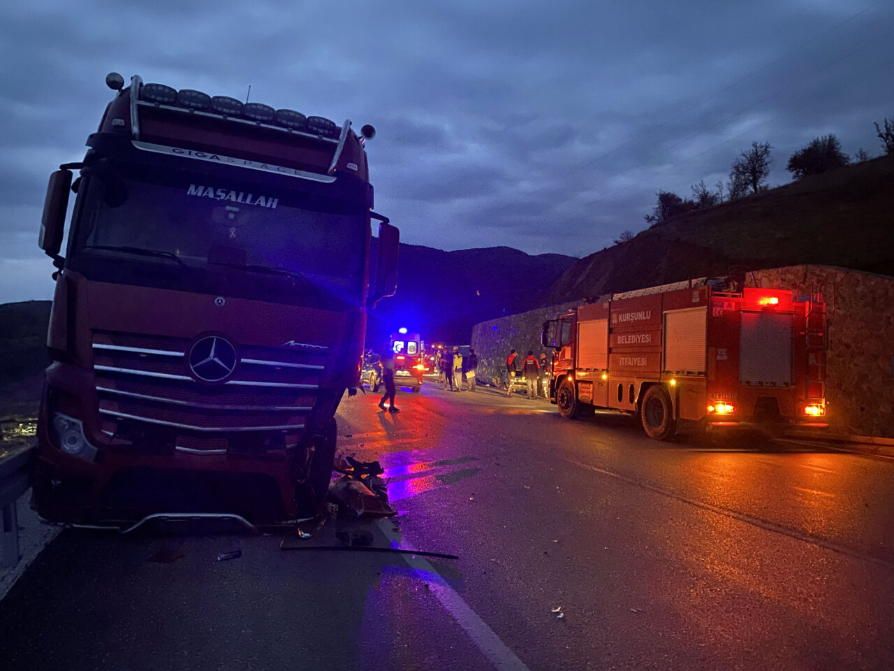 ÇANKIRI (AA) – Çankırı'da tır ile çarpışan otomobildeki 3 kişi