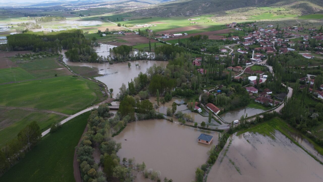TOKAT (AA) – Tokat'ın Yeşilyurt ilçesinde Çekerek Irmağı'nın taşması sonucu