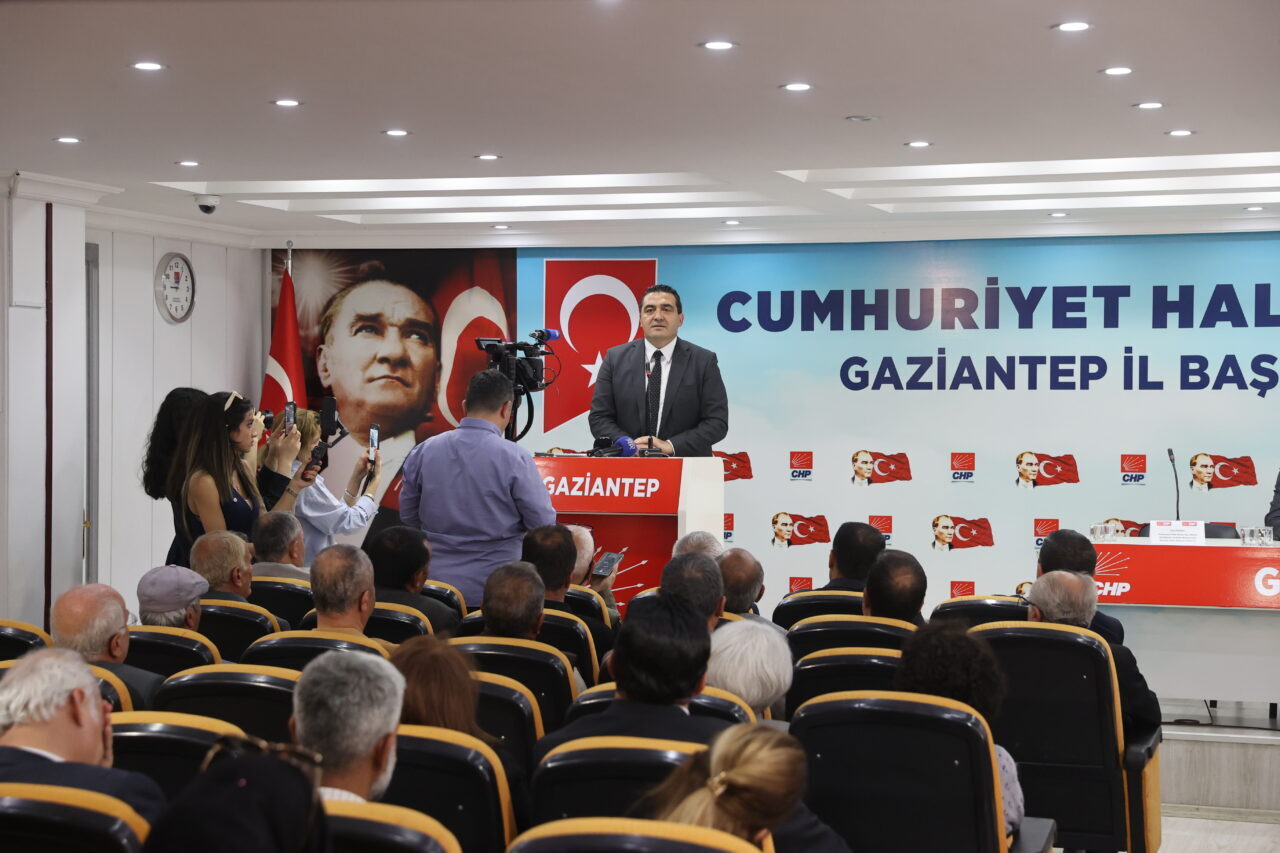 - "CHP şu anda Cumhuriyet'in yıkılmayan tek kalesidir"