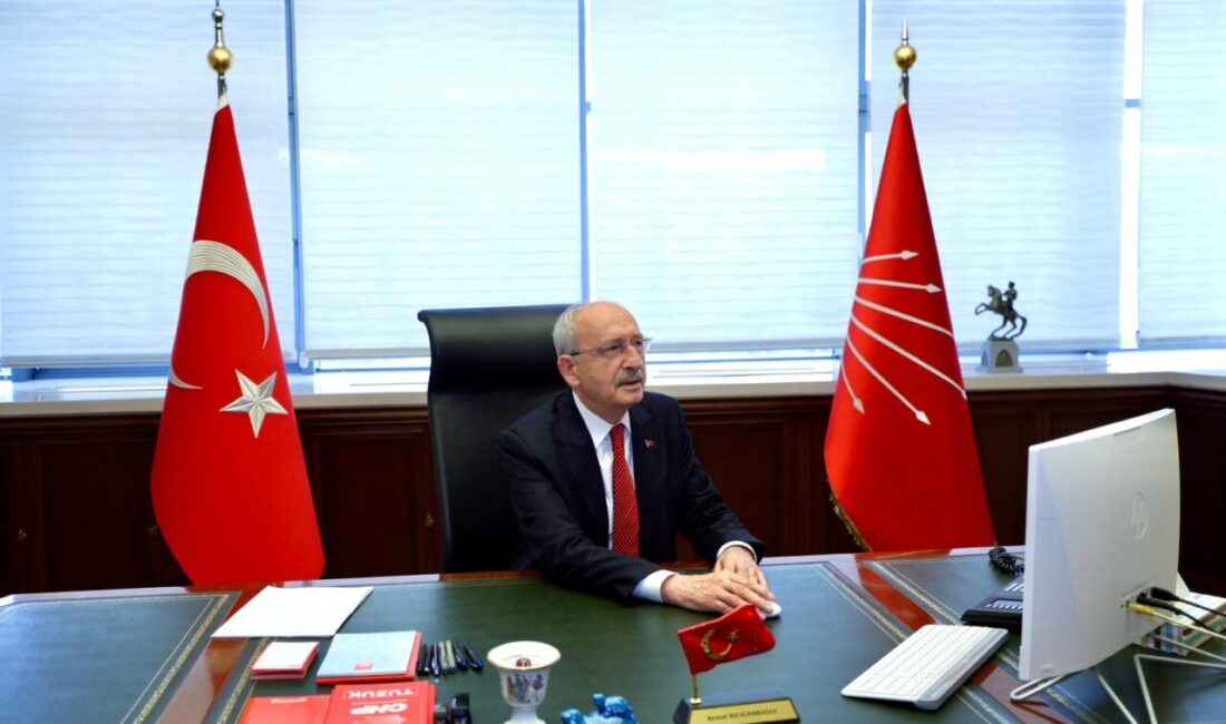 - Kılıçdaroğlu, partililer tarafından karanfillerle karşılandı