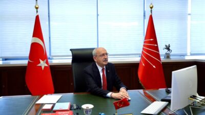 - Kılıçdaroğlu, partililer tarafından karanfillerle karşılandı