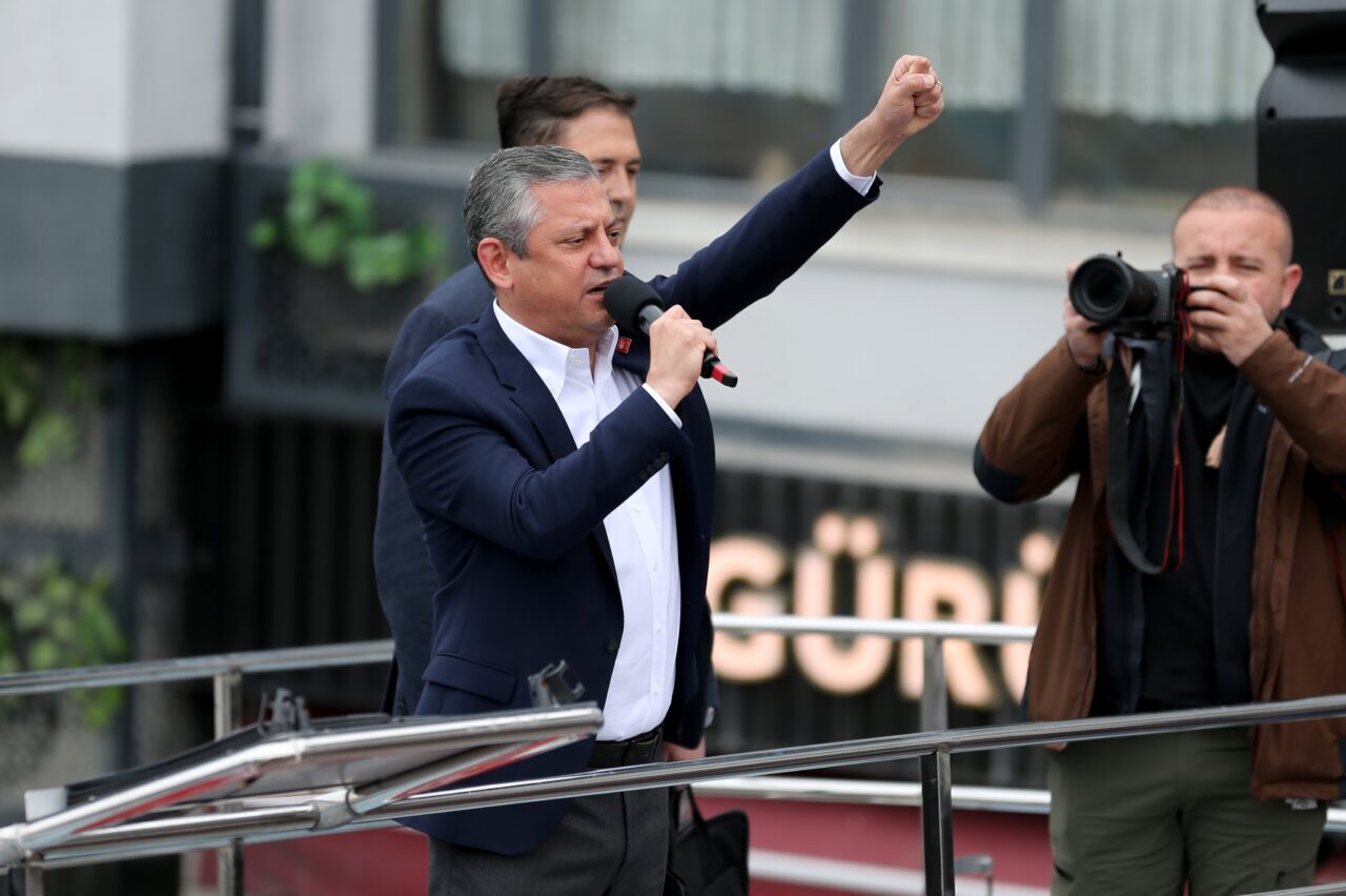 - "Gün, demokratların, cumhuriyetçilerin, milliyetçilerin, Atatürkçülerin birbiriyle didişme, mücadele etme