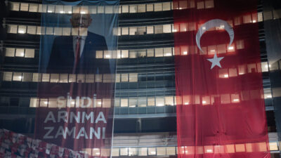 - Parti binasının dış cephesine Kemal Kılıçdaroğlu'nun "Şimdi arınma zamanı"