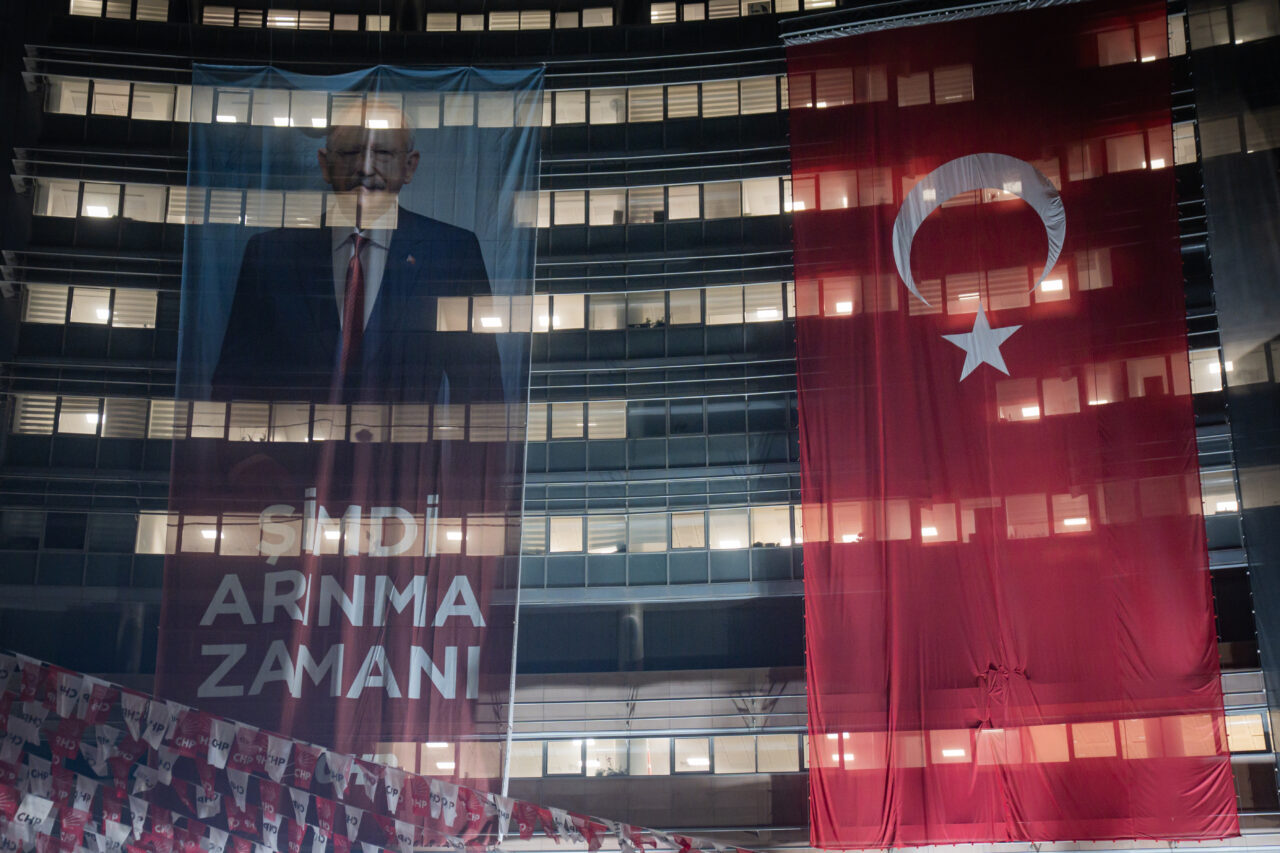 - Parti binasının dış cephesine Kemal Kılıçdaroğlu'nun "Şimdi arınma zamanı"