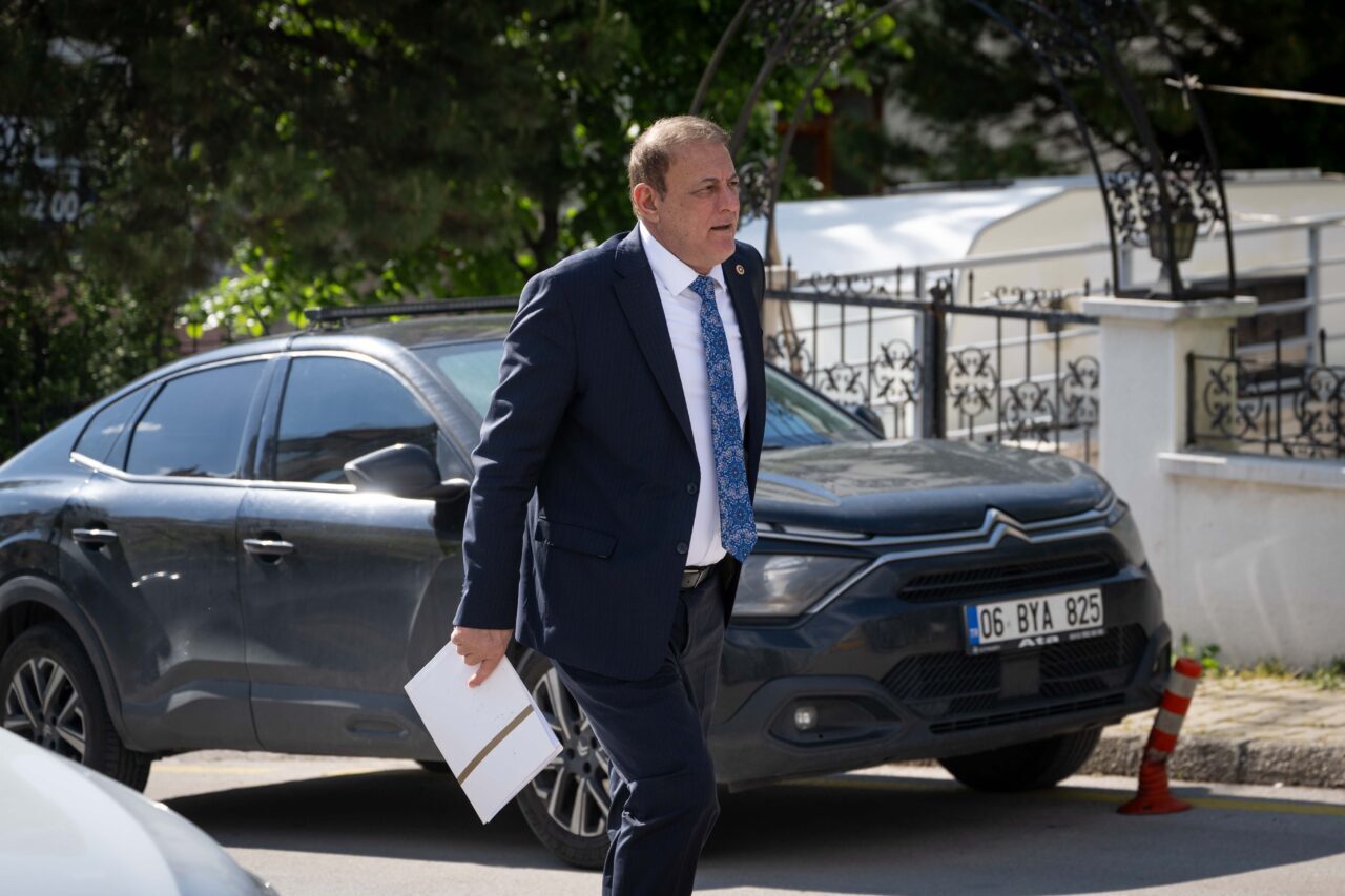 - CHP Aydın Milletvekili Hüseyin Yıldız:
- "Üzülerek söylüyorum, tarihte ilk