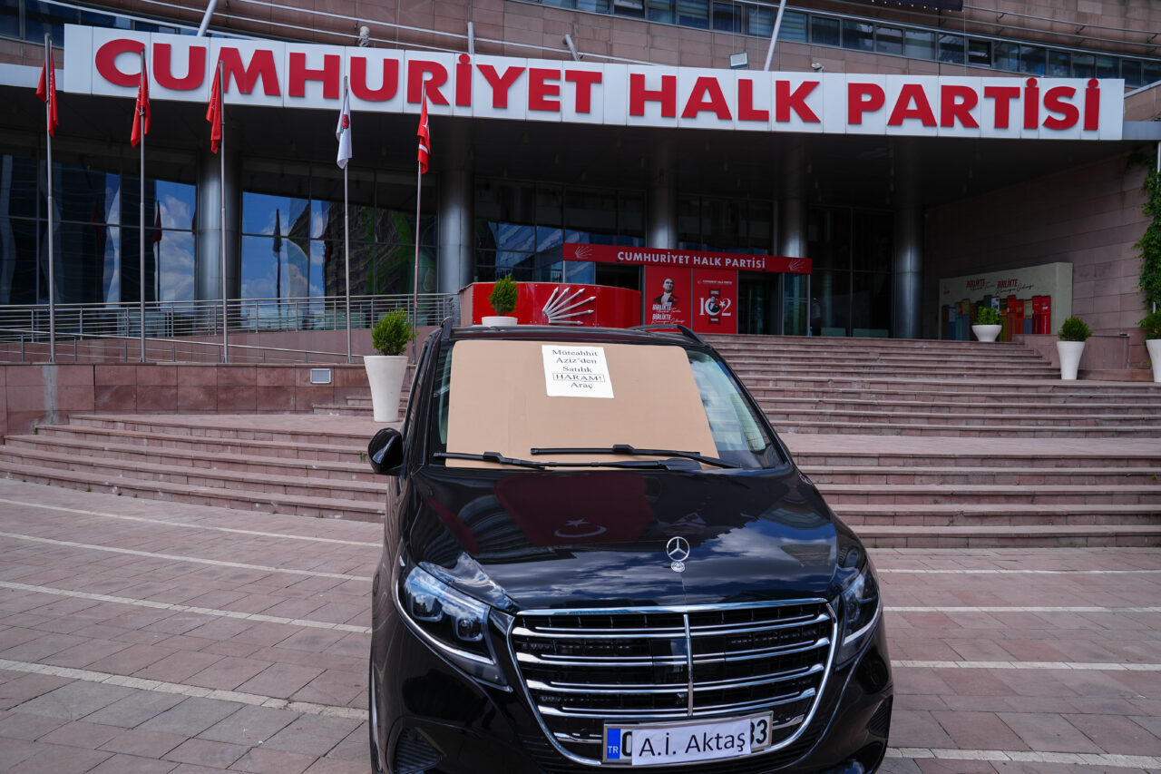 - Camlarında "satılık haram araç" yazan araçlar, parti genel merkezinin