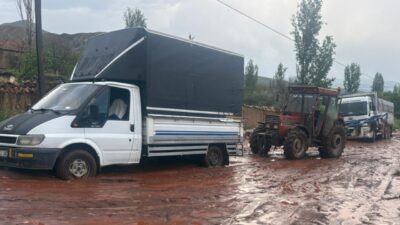ÇORUM (AA) – Çorum'un Sungurlu ilçesinde yağışların ardından derenin taşması