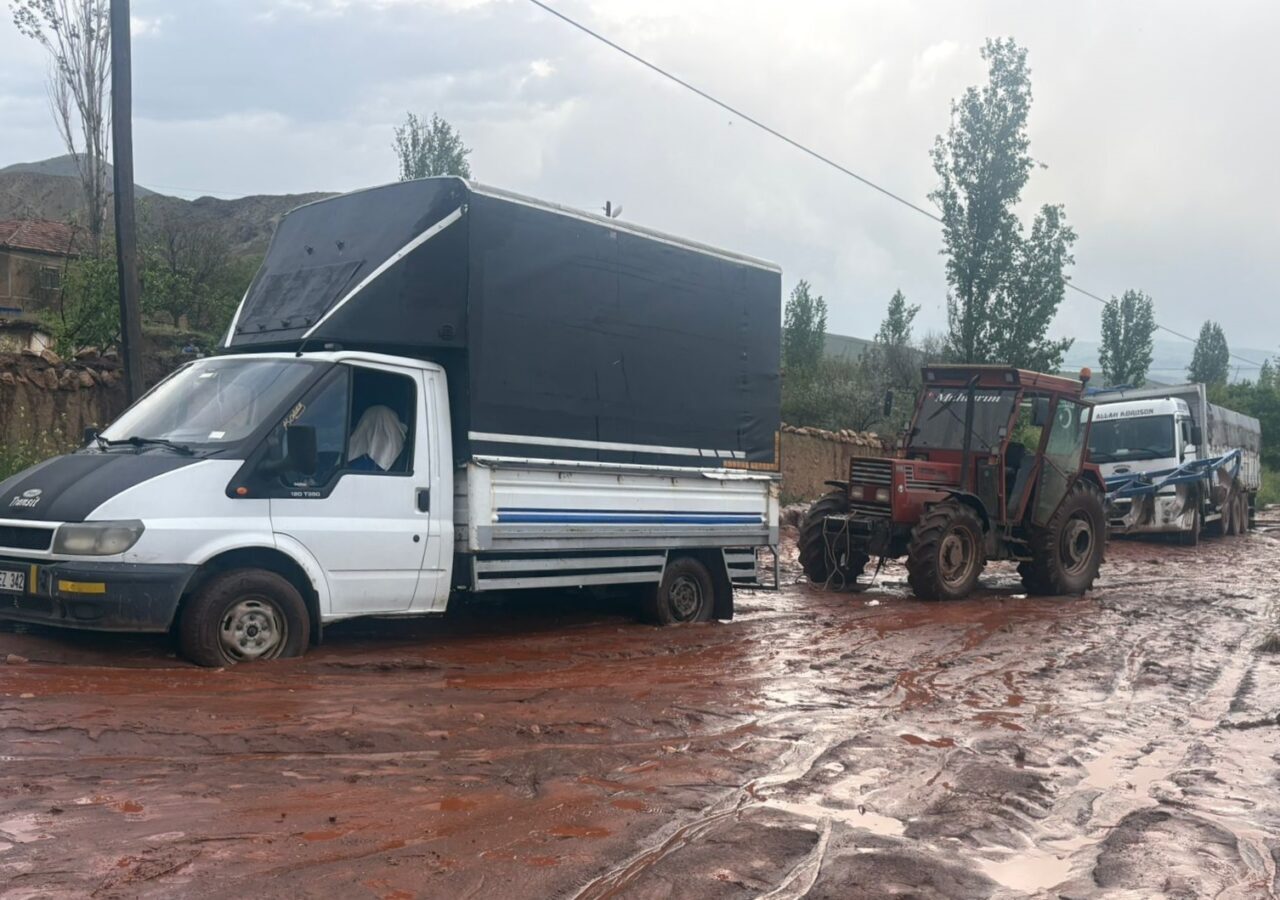 ÇORUM (AA) – Çorum'un Sungurlu ilçesinde yağışların ardından derenin taşması