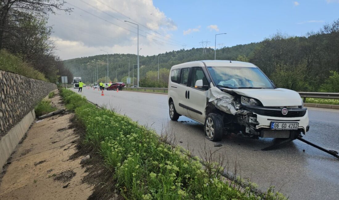 ÇORUM (AA) – Çorum'da, otomobil ile hafif ticari aracın çarpışması