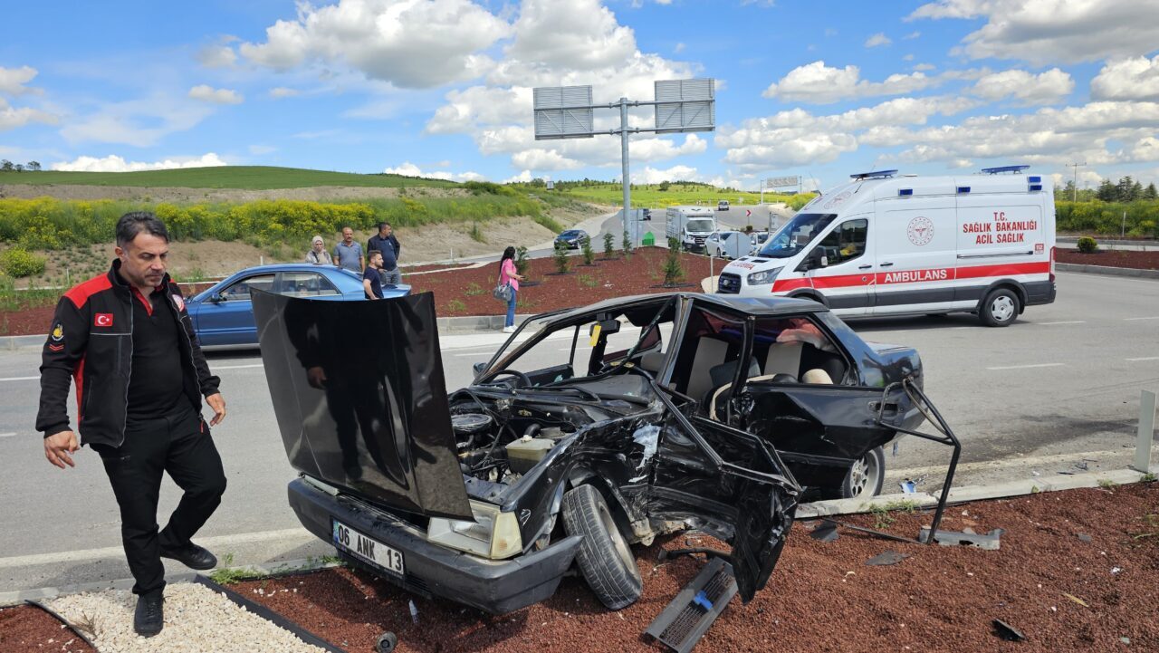 ÇORUM (AA) – Çorum'da iki otomobilin çarpıştığı trafik kazasında biri