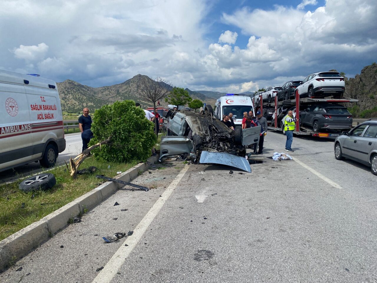 ÇORUM (AA) – Çorum'un Osmancık ilçesinde otomobilin refüje çarparak takla