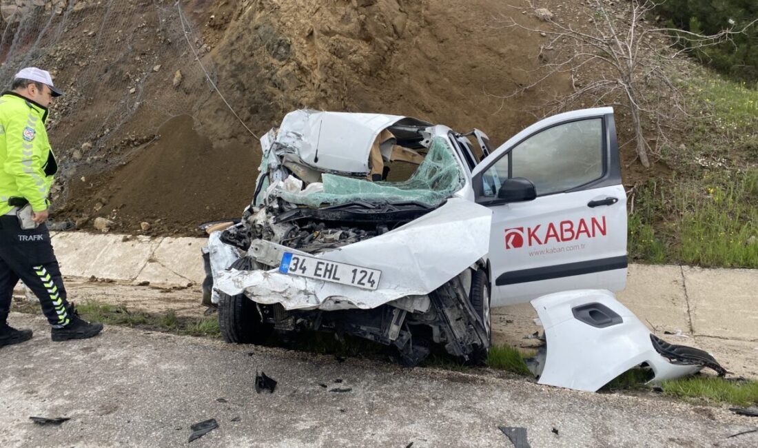 ÇORUM (AA) – Çorum'da tırla çarpışan hafif ticari araçtaki 2