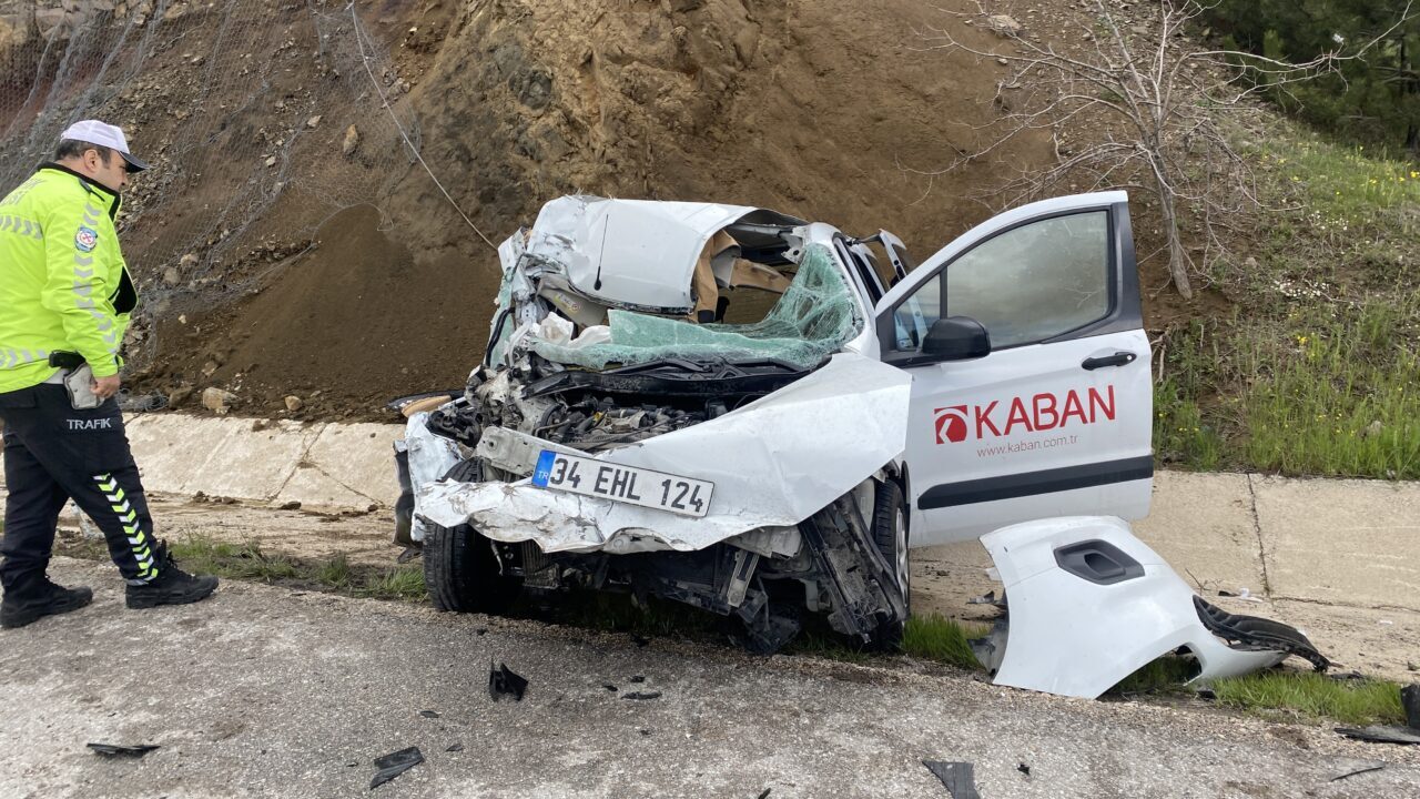 ÇORUM (AA) – Çorum'da tırla çarpışan hafif ticari araçtaki 2