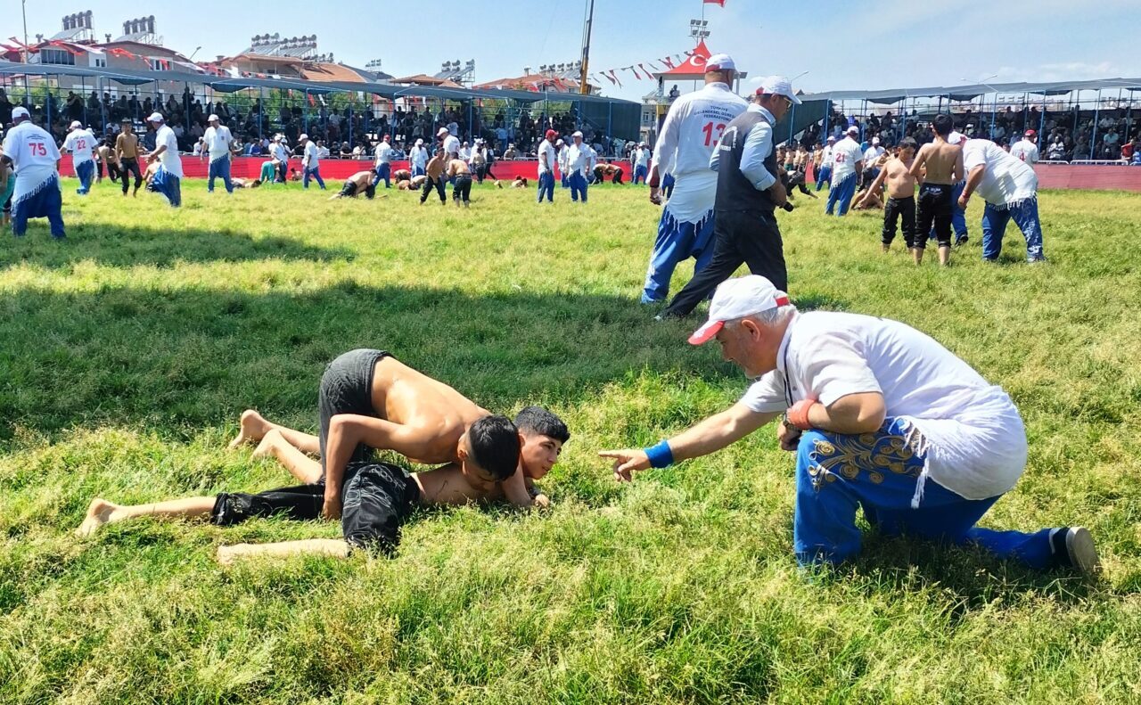- Organizasyonda, 70'i başpehlivan 2 bine yakın güreşçi er meydanında