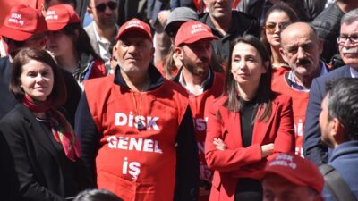 - "Akan bir nehre ve akan bir suya hangi taşı