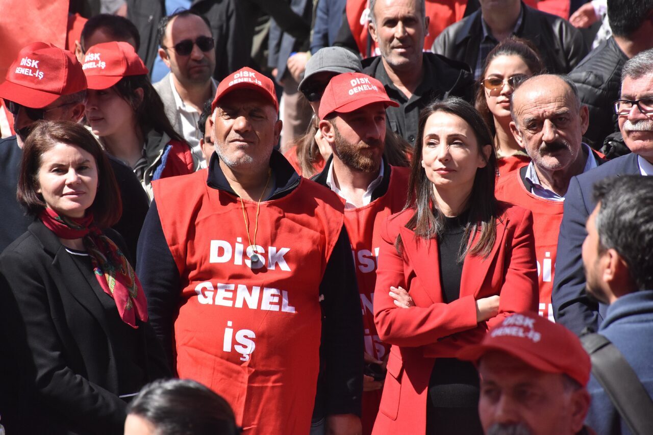 - "Akan bir nehre ve akan bir suya hangi taşı