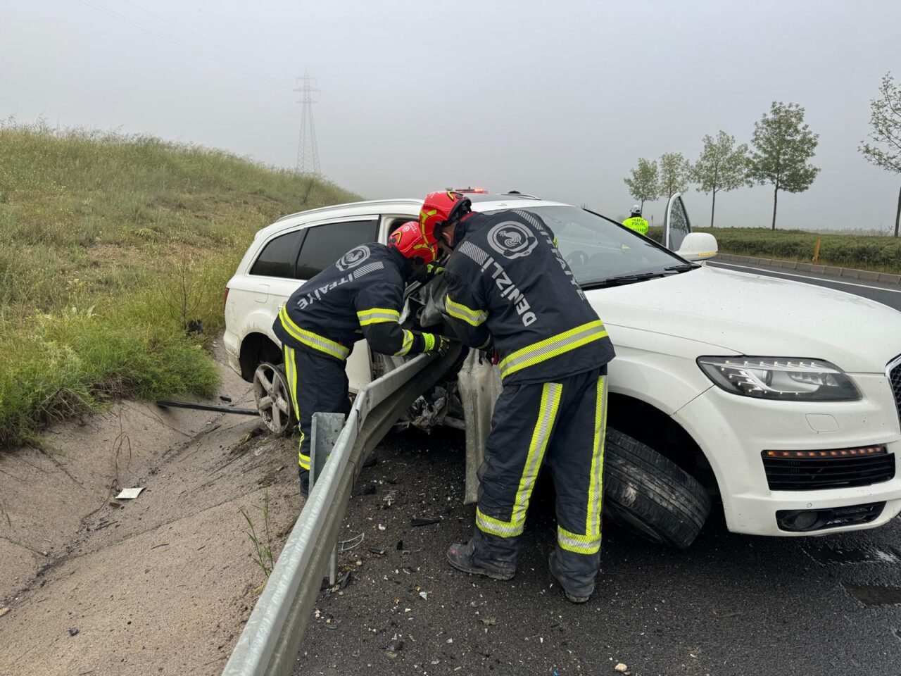 DENİZLİ (AA) – Denizli'nin Bozkurt ilçesinde bariyere saplanan otomobilin sürücüsü