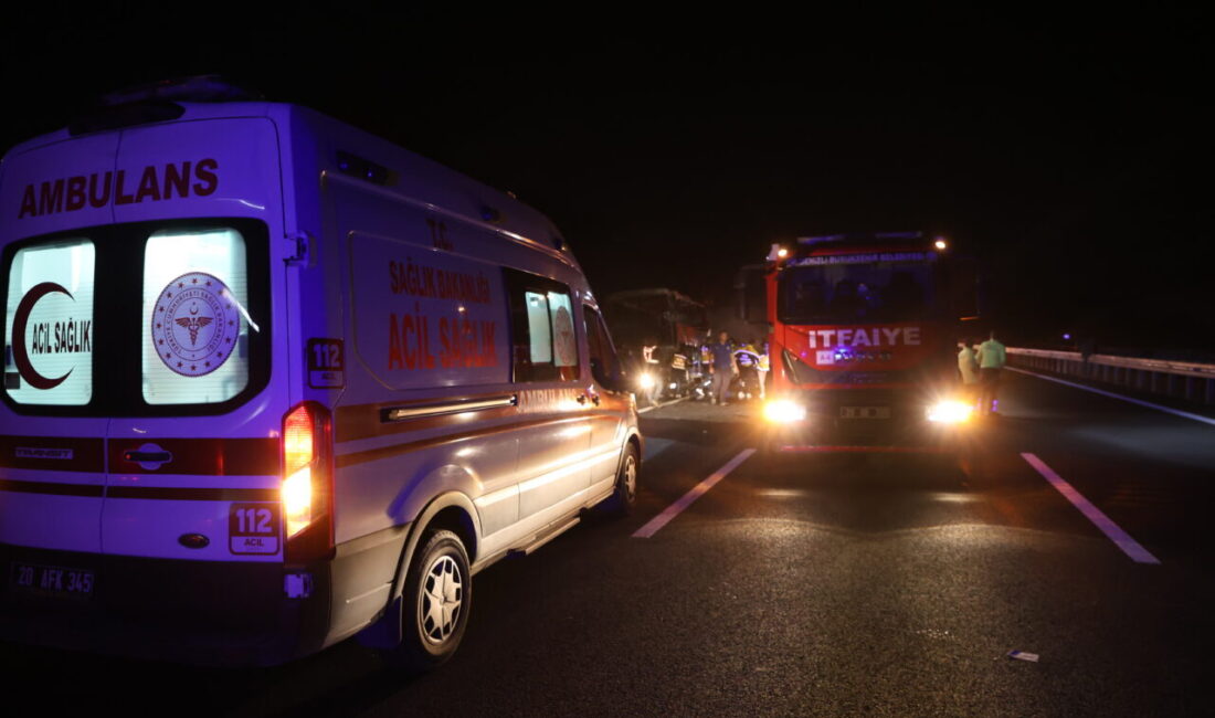 DENİZLİ (AA) – Denizli'nin Sarayköy ilçesinde yolcu otobüsünün bariyerlere çarparak