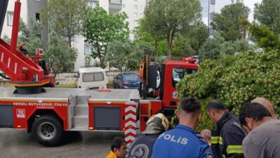 DENİZLİ (AA) – Denizli'nin Merkezefendi ilçesinde çatıya yıldırım düşmesi sonucu