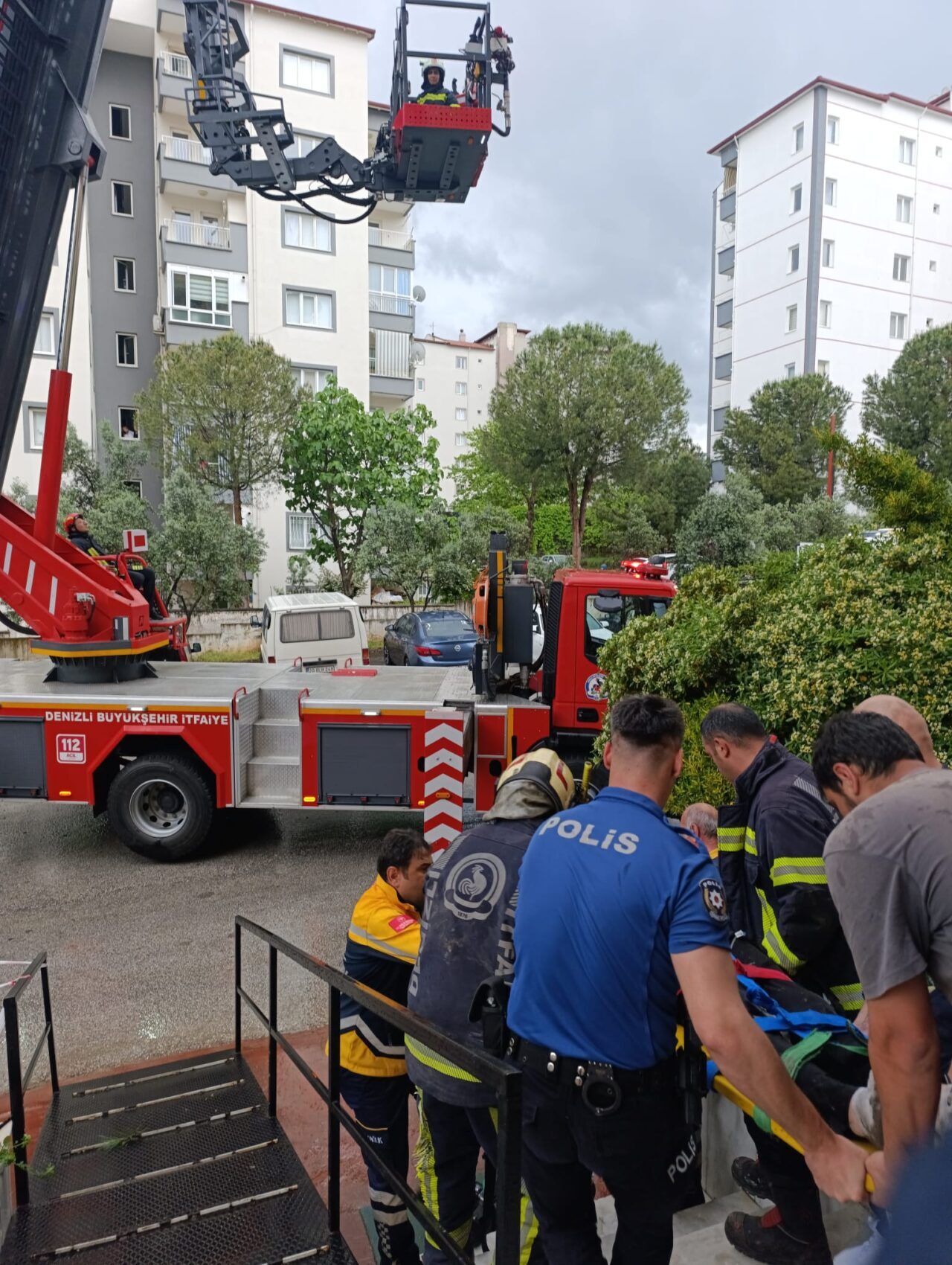 DENİZLİ (AA) – Denizli'nin Merkezefendi ilçesinde çatıya yıldırım düşmesi sonucu