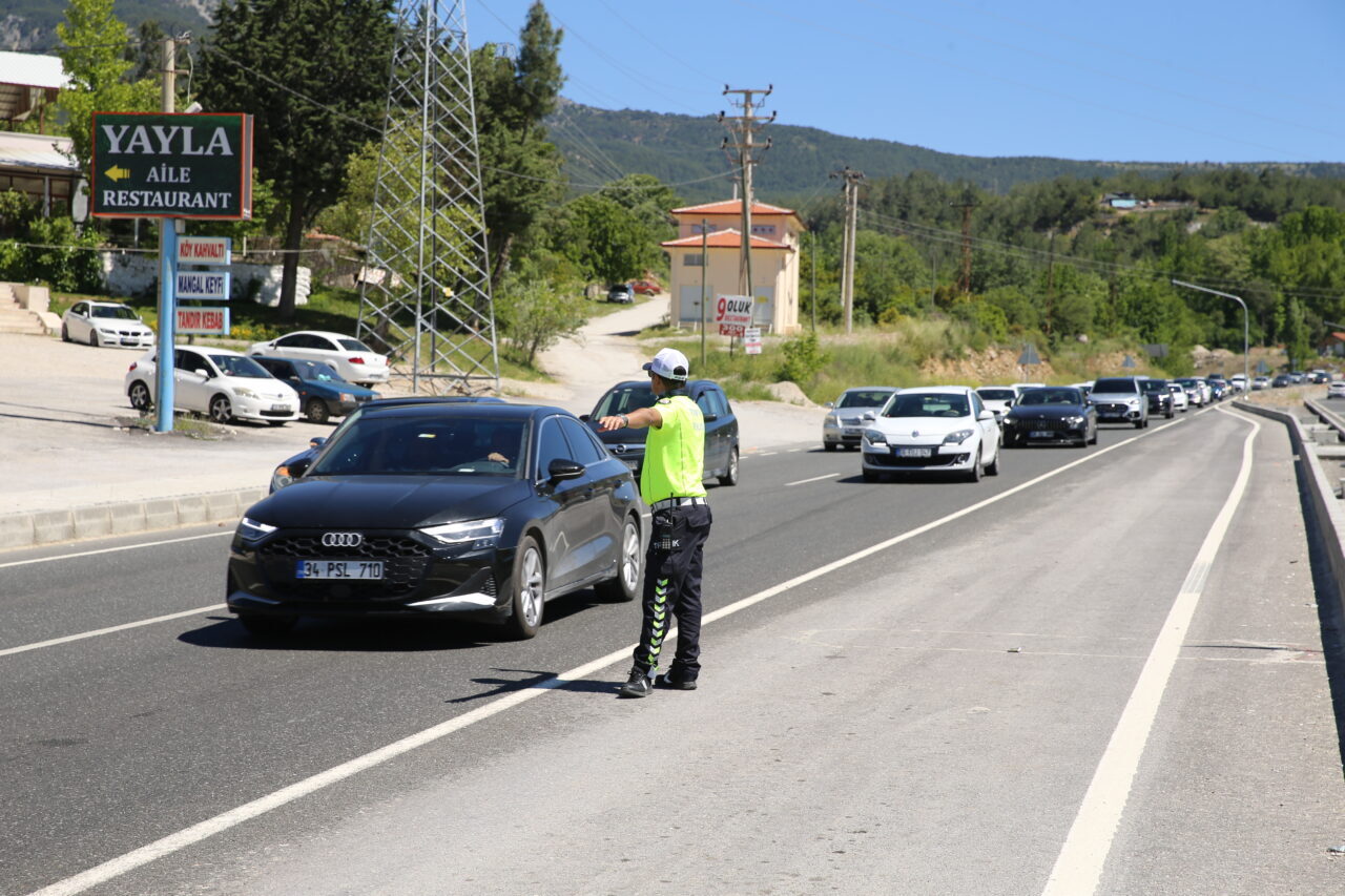 DENİZLİ (AA) – Kurban Bayramı tatilinin son gününde Denizli-Antalya ve