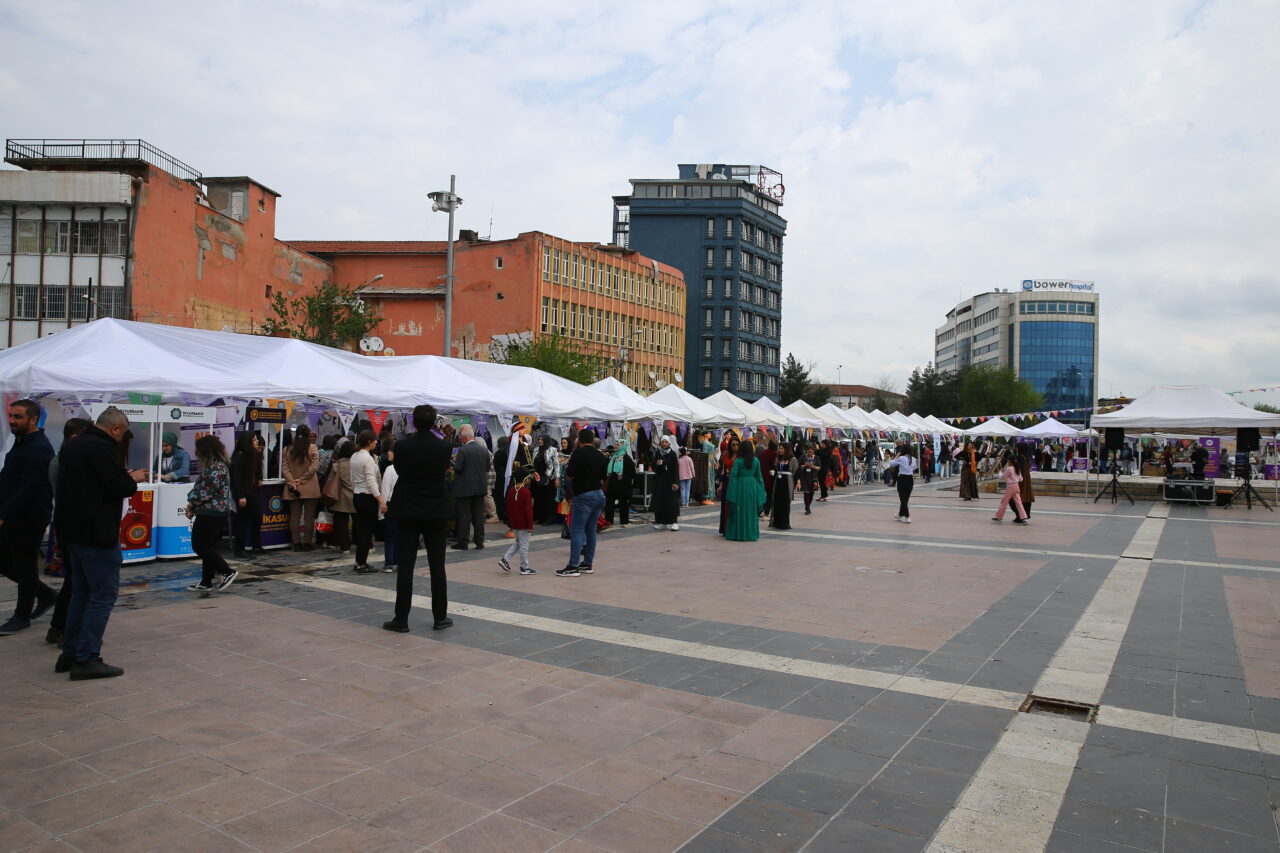 DİYARBAKIR (AA) – Diyarbakır Büyükşehir Belediyesince düzenlenen "2. Amed Kadın,