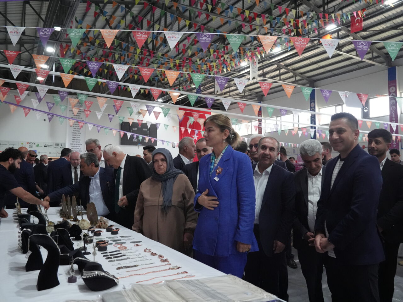 - AK Parti Grup Başkanvekili ve Manisa Milletvekili Bahadır Yenişehirlioğlu:
-