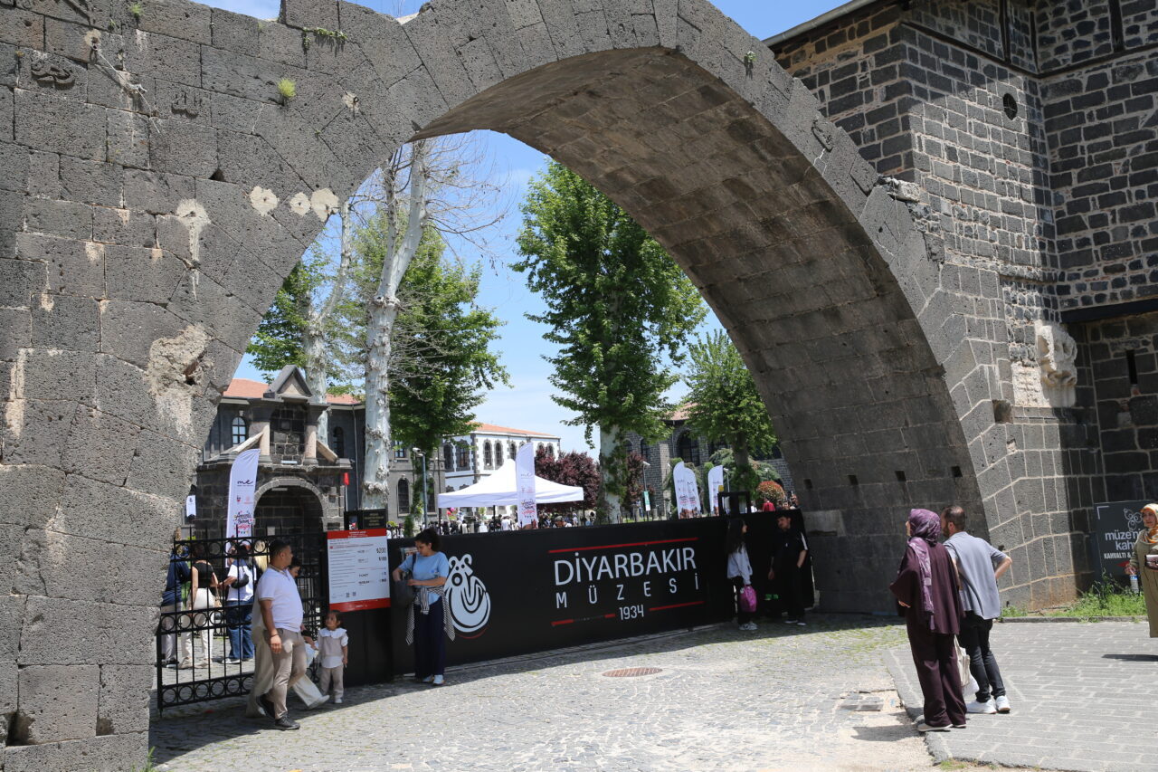 DİYARBAKIR (AA) – Diyarbakır'da Anneler Günü dolayısıyla, "Annemle Benim Şenliğim"