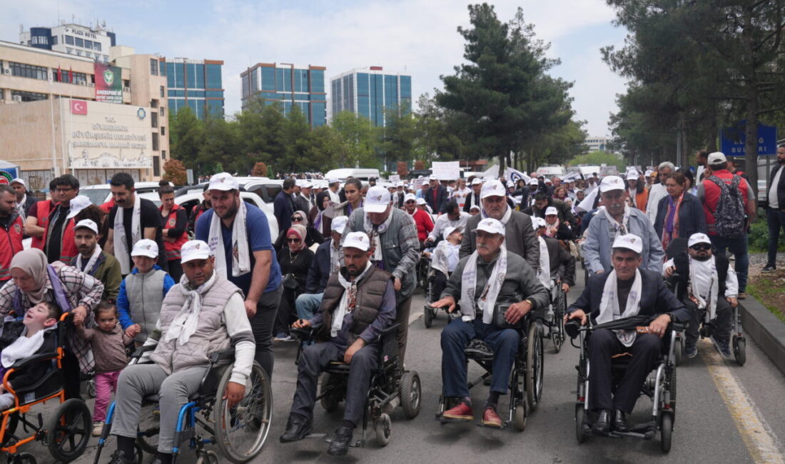 DİYARBAKIR (AA) – Diyarbakır'da, Büyükşehir Belediyesi tarafından "Engelliler Onur Yürüyüşü"