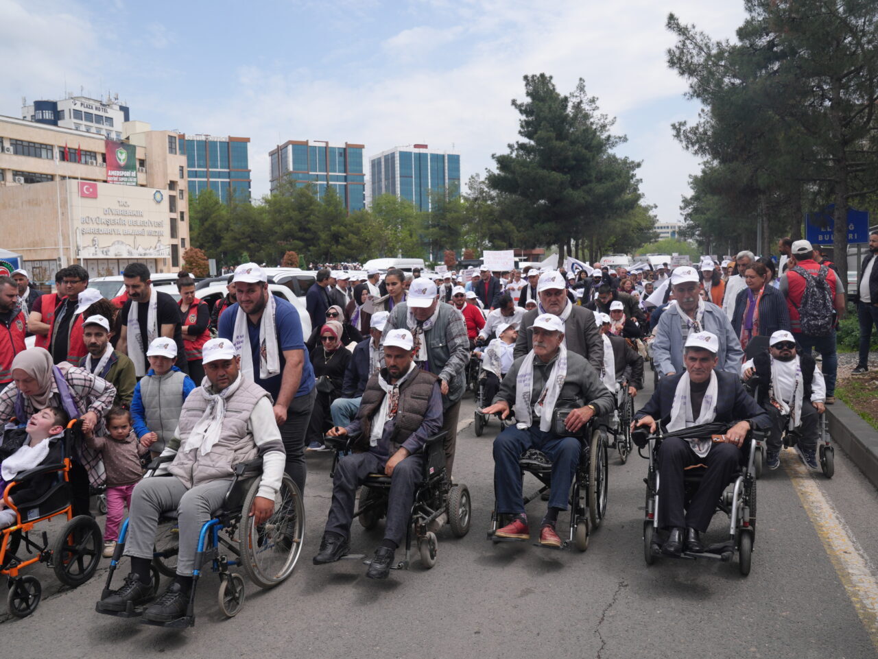 DİYARBAKIR (AA) – Diyarbakır'da, Büyükşehir Belediyesi tarafından "Engelliler Onur Yürüyüşü"
