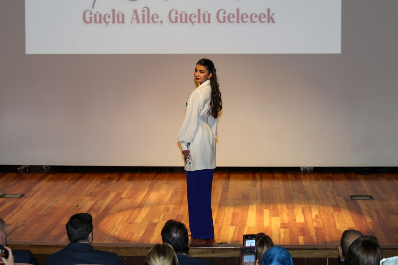 - Programda, Diyarbakır Olgunlaşma Enstitüsünce "Güçlü Aile Güçlü Gelecek" temalı