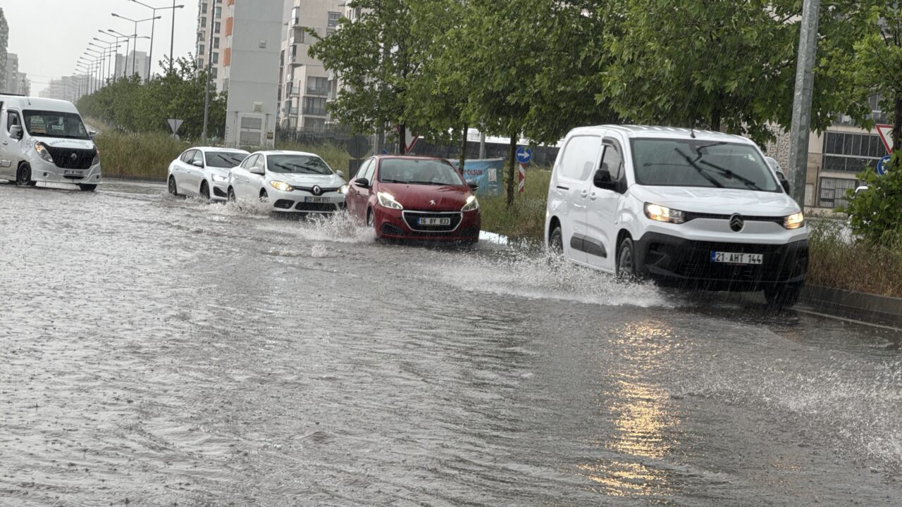 DİYARBAKIR (AA) – Diyarbakır'da etkili olan sağanak nedeniyle bazı cadde