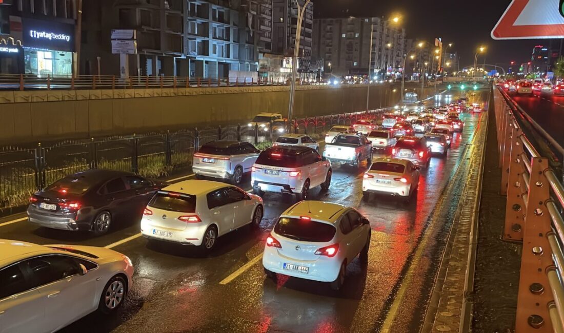 DİYARBAKIR (AA) – Diyarbakır'da sağanak yaşamı olumsuz etkiledi. Akşam saatlerinde