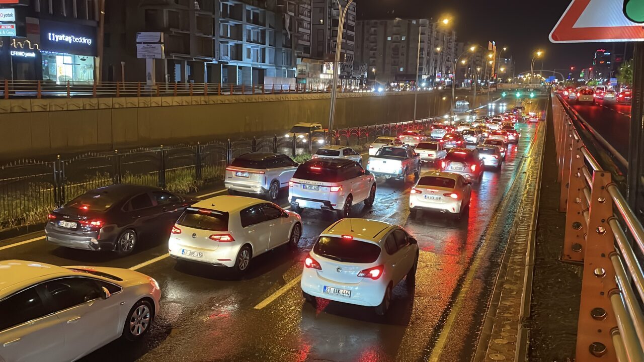 DİYARBAKIR (AA) – Diyarbakır'da sağanak yaşamı olumsuz etkiledi. Akşam saatlerinde