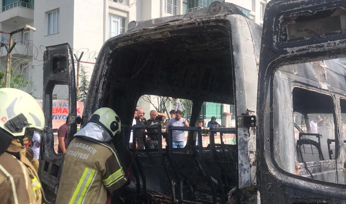 DİYARBAKIR (AA) – Diyarbakır'ın merkez Kayapınar ilçesinde seyir halindeyken alev