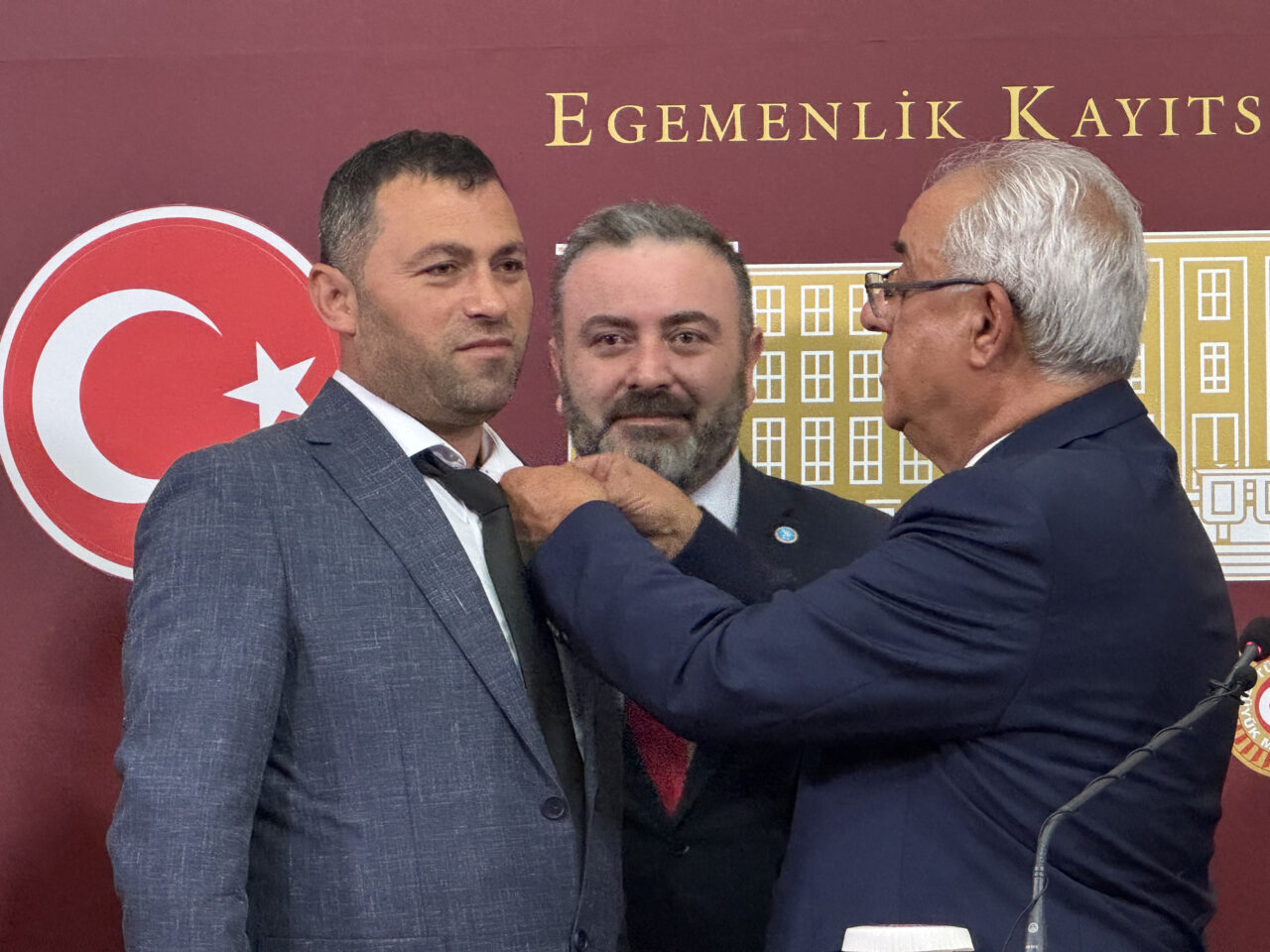 - "(Siyaset kurumuna inanç ve güven duygusunun azalması) Türk milleti