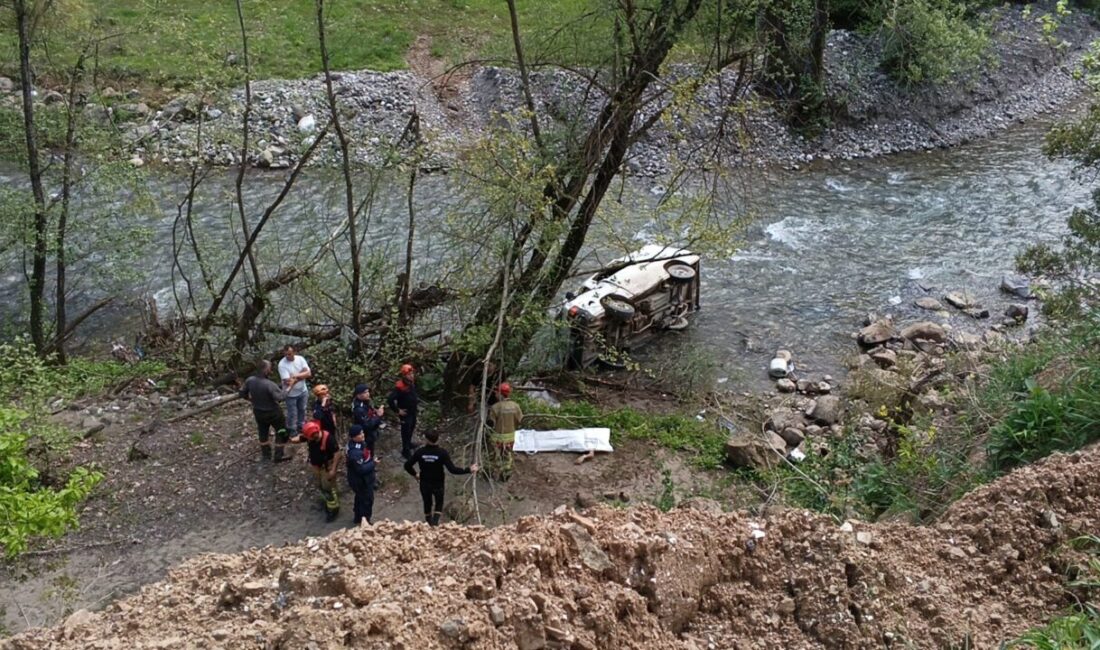 DÜZCE (AA) – Düzce'nin Yığılca ilçesinde kamyonetin dereye devrilmesi sonucu