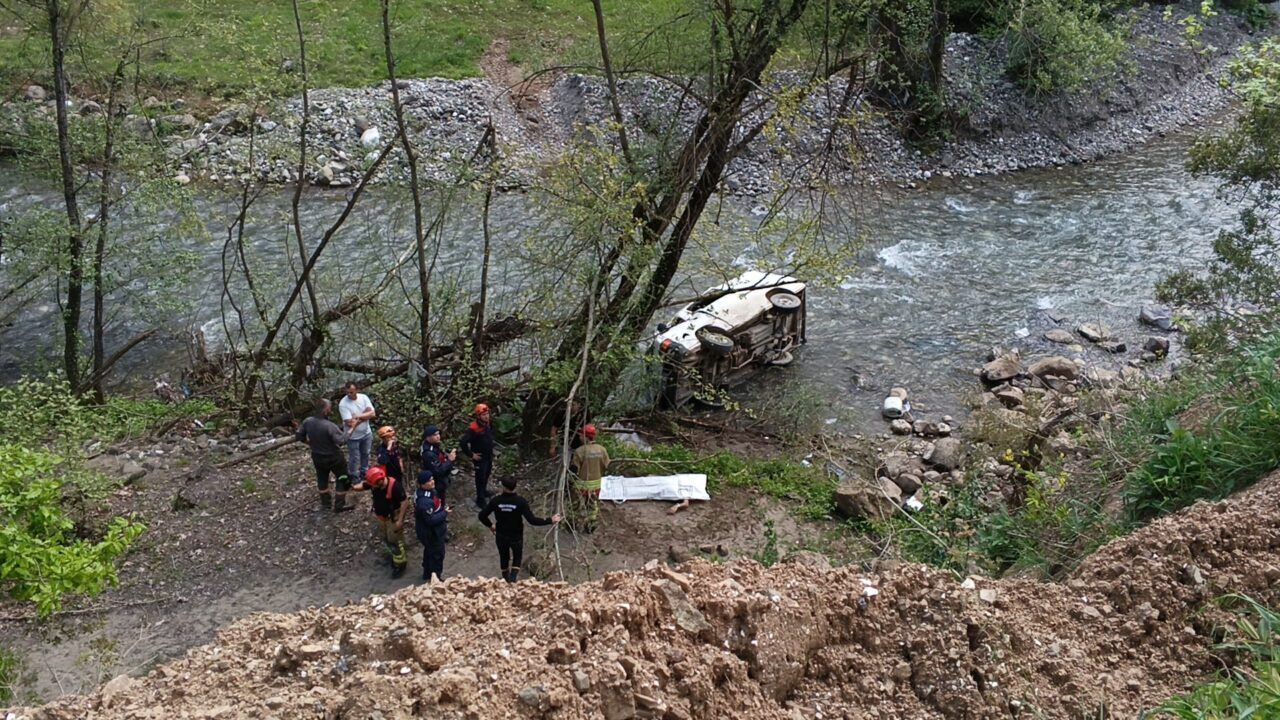 DÜZCE (AA) – Düzce'nin Yığılca ilçesinde kamyonetin dereye devrilmesi sonucu