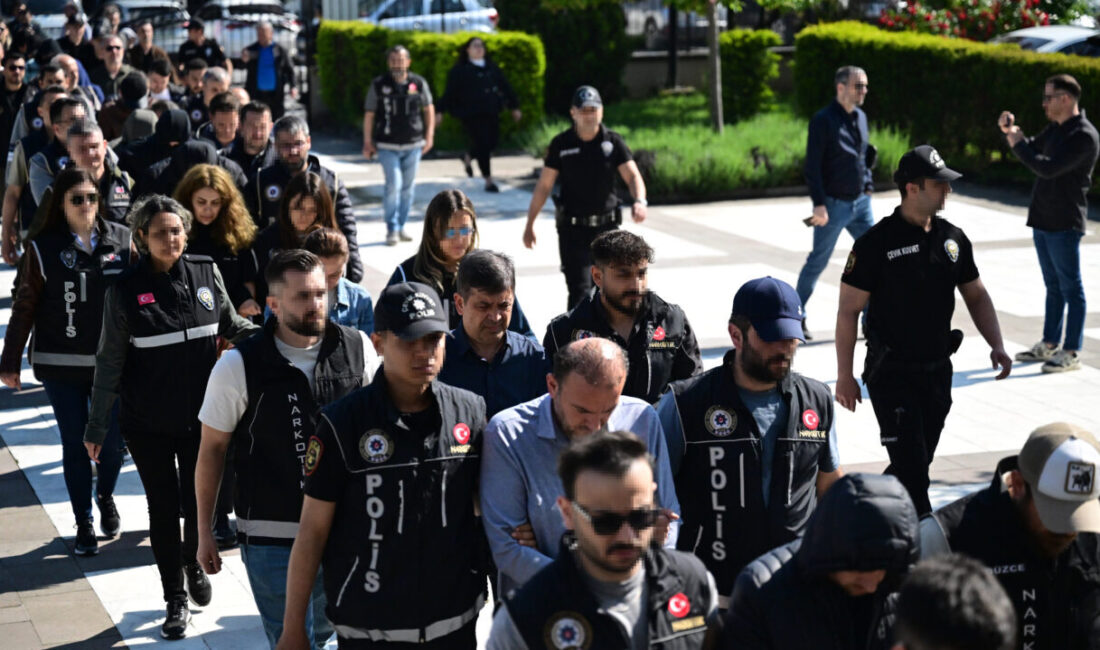 DÜZCE (AA) – Düzce'de düzenlenen nitelikli dolandırıcılık operasyonunda yakalanan 21