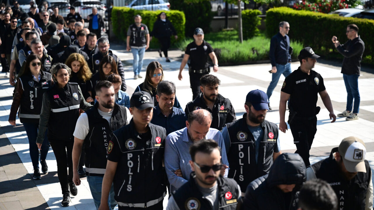 DÜZCE (AA) – Düzce'de düzenlenen nitelikli dolandırıcılık operasyonunda yakalanan 21