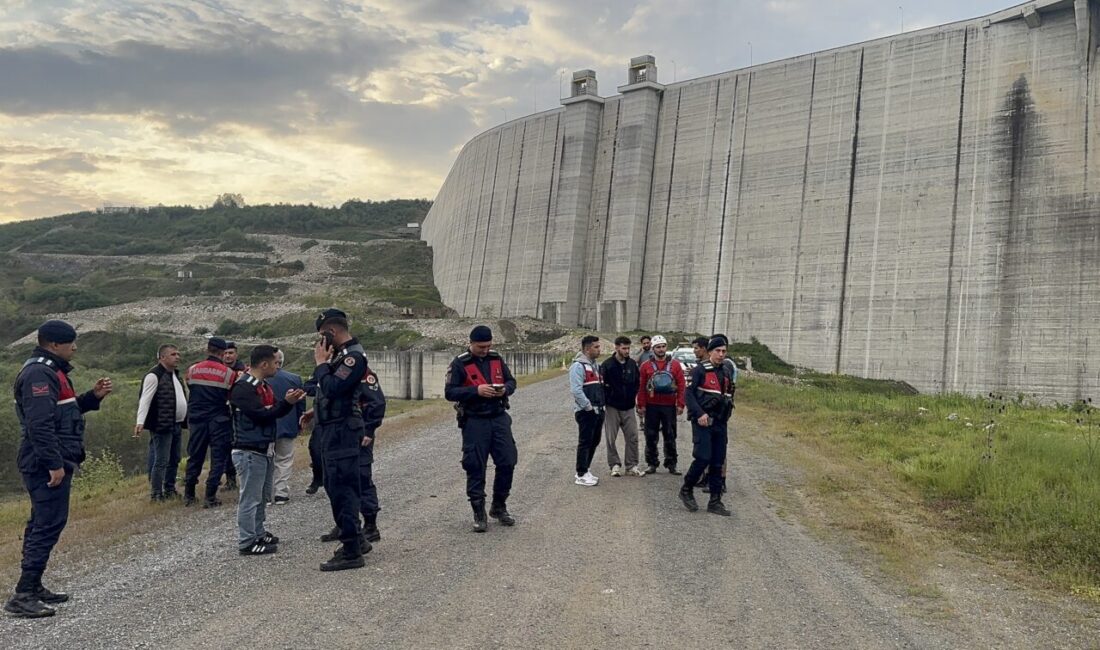 DÜZCE/SAKARYA (AA) – Düzce'nin Cumayeri ilçesinde Melen Nehri'nde rafting yaparken