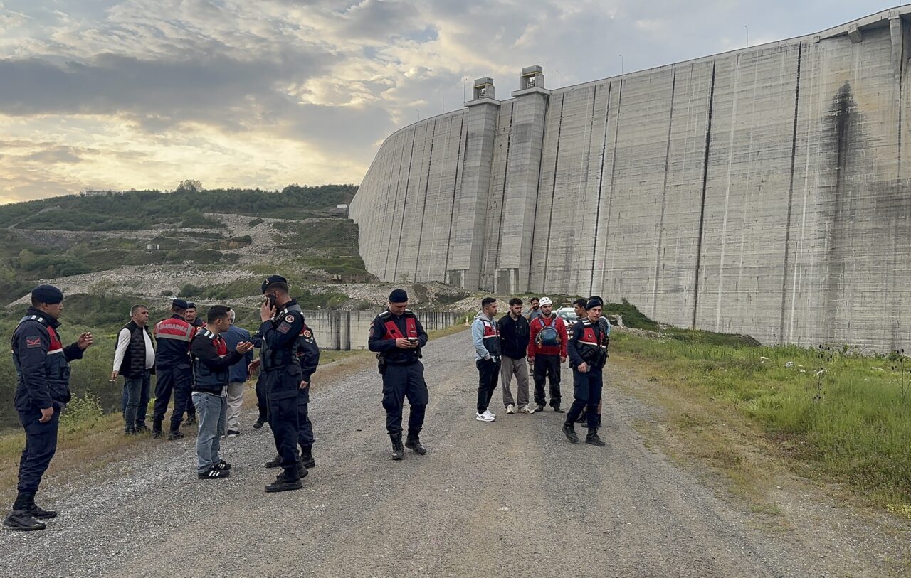 DÜZCE/SAKARYA (AA) – Düzce'nin Cumayeri ilçesinde Melen Nehri'nde rafting yaparken