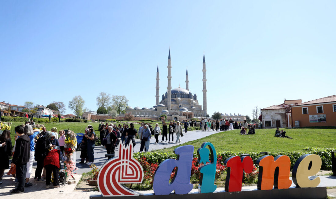 - Kakava Şenlikleri için kente gelen yerli ve yabancı turistler,