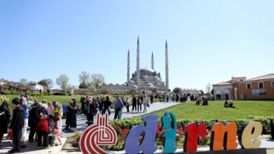 - Kakava Şenlikleri için kente gelen yerli ve yabancı turistler,